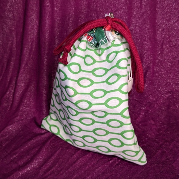 Green Reusable AND reversible lined Christmas Drawstring Giftbag - Picture 2 of 7